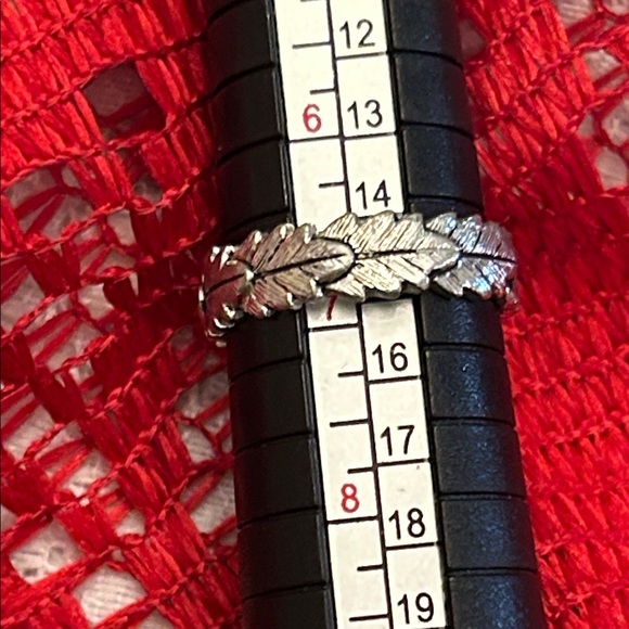 Vintage Silver Leaf Design Ring - Picture 4 of 6